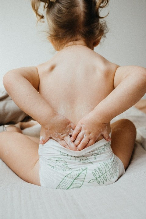 Bien choisir ses soins bébé : les ingrédients à éviter pour protéger sa peau