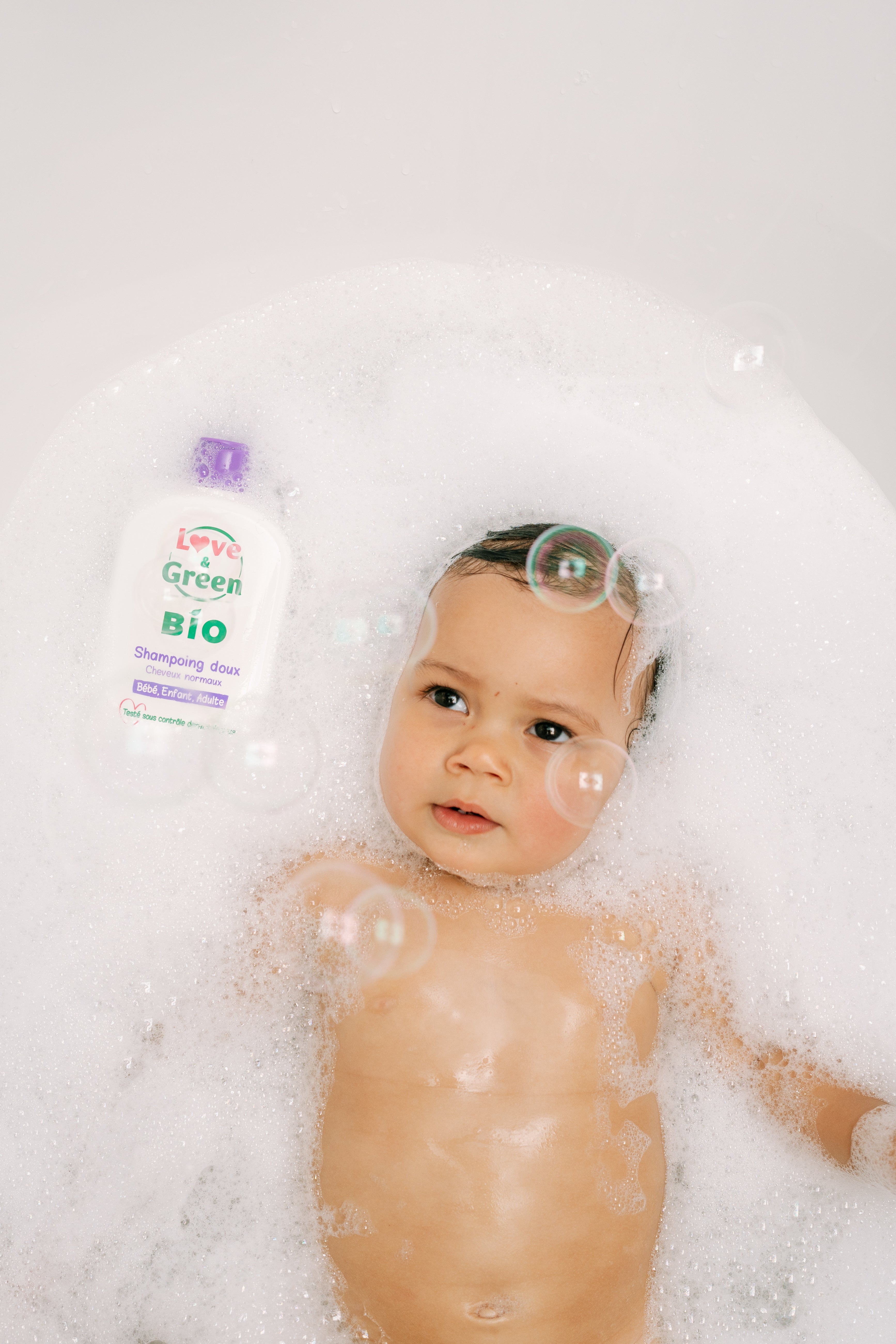 Fréquence du bain : faut-il vraiment laver bébé tous les jours ?