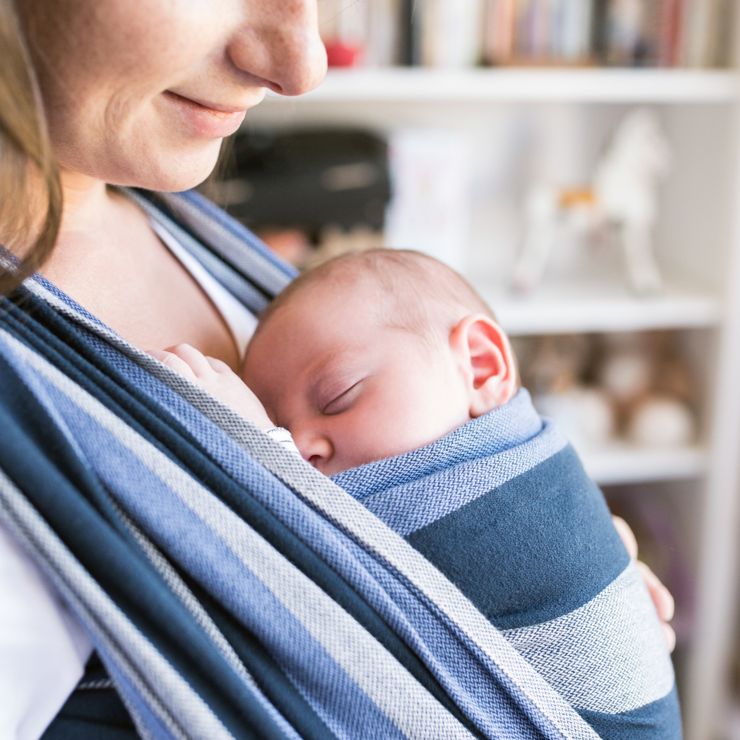 Les accessoires de portage indispensables pour porter bébé - Naturioù