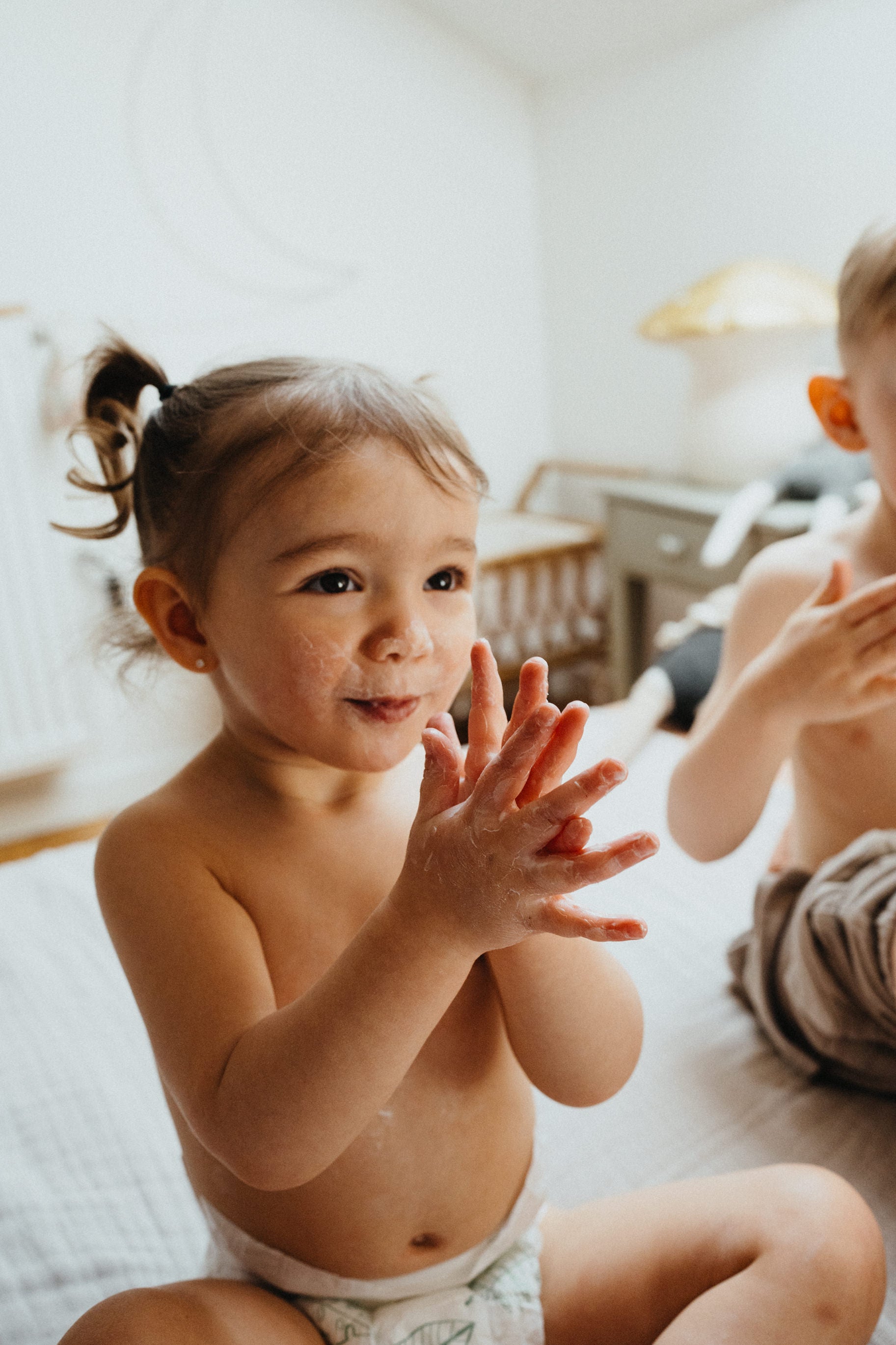 Quand et comment couper les ongles de bébé sans le blesser ?