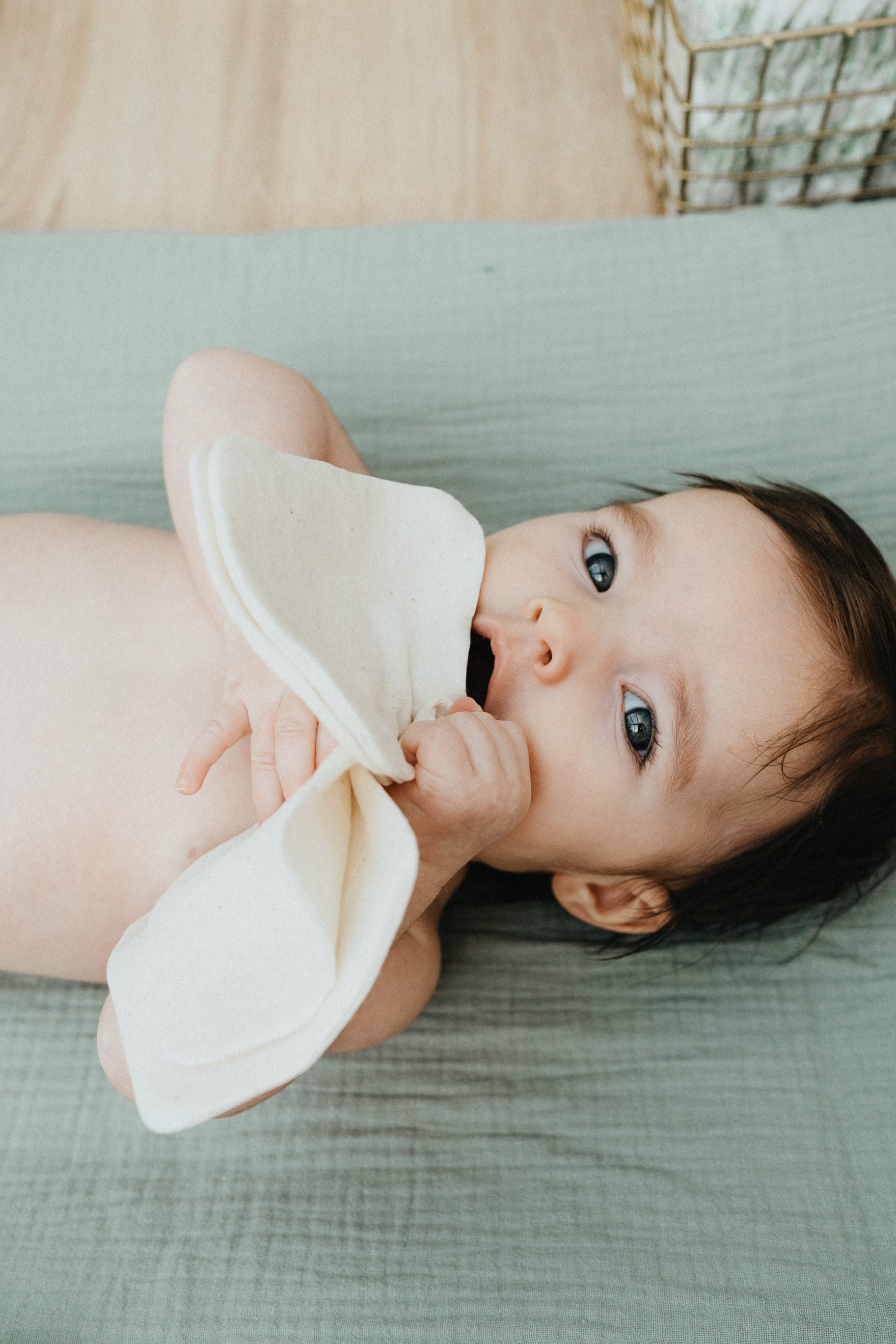 Nettoyer les yeux et les oreilles de bébé : les bons gestes en toute sécurité