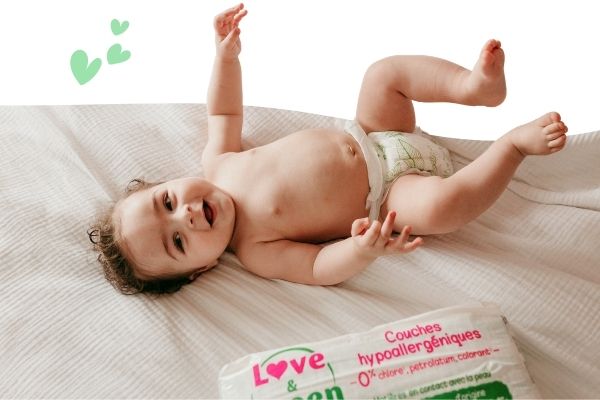Bébé avec un paquet de couches Love & Green