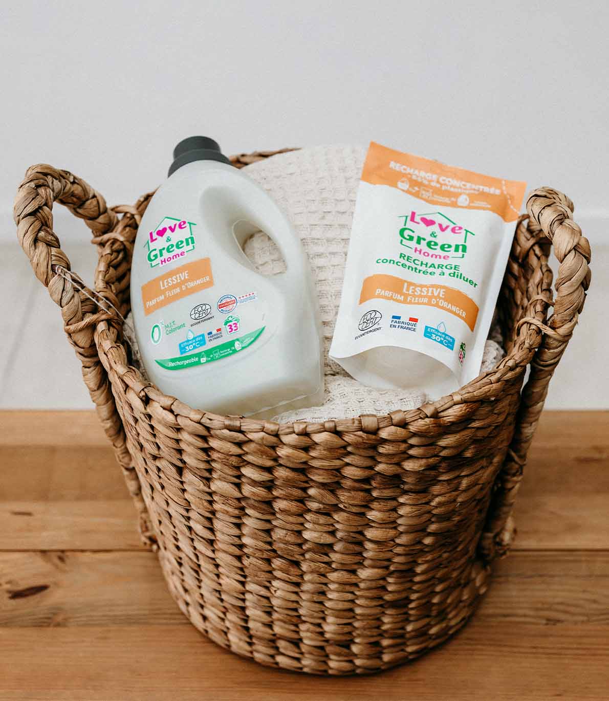 Pack of a Certified Eco-Detergent scented laundry detergent + 1 refill
